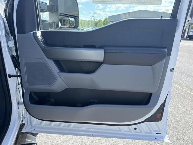 Photo of 2025 Oxford White Ford F-350