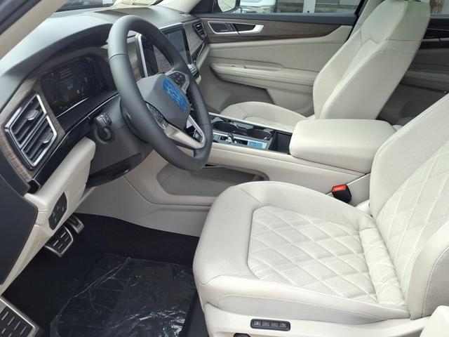 Photo of 2025 Deep Black Pearl Effect Volkswagen Atlas