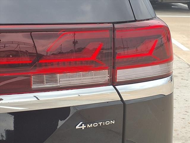 Photo of 2025 Deep Black Pearl Effect Volkswagen Atlas