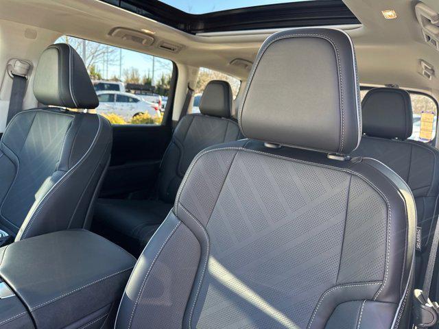 Photo of 2025 Radiant White INFINITI QX80