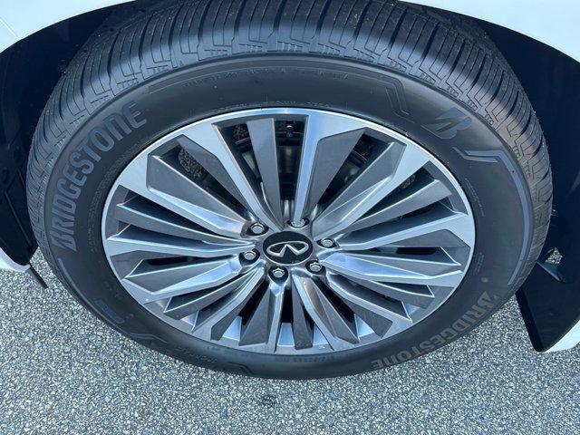 Photo of 2025 Radiant White INFINITI QX80