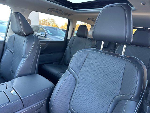 Photo of 2025 Radiant White INFINITI QX80