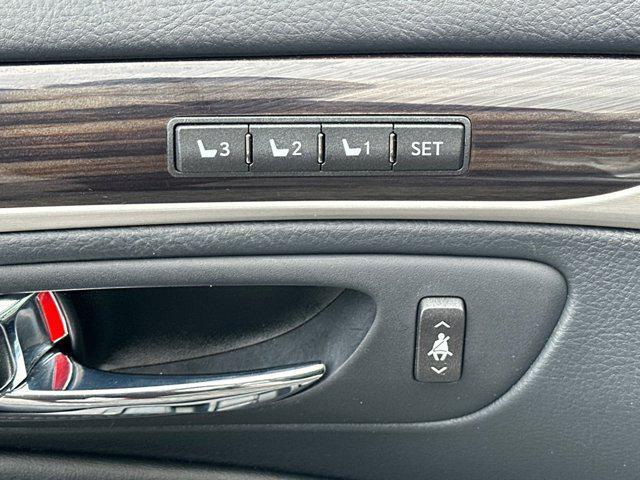 Photo of 2017 Liquid Platinum Lexus LS 460