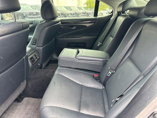 Photo of 2017 Liquid Platinum Lexus LS 460