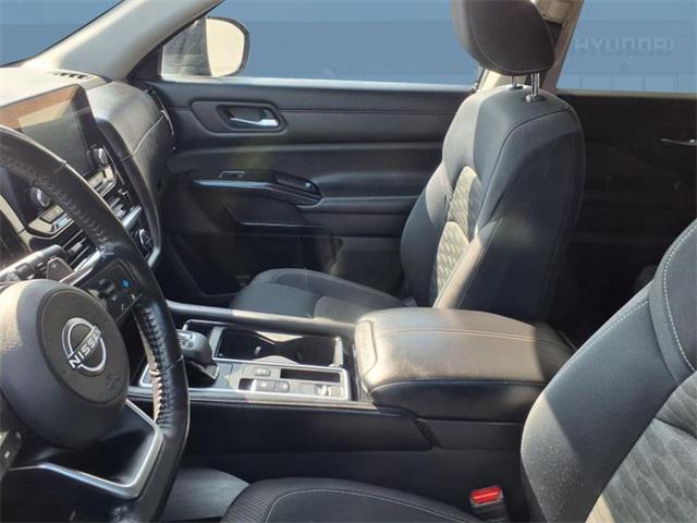 Photo of 2022 Super Black Nissan Pathfinder