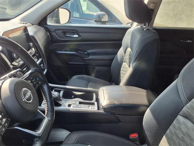 Photo of 2022 Super Black Nissan Pathfinder