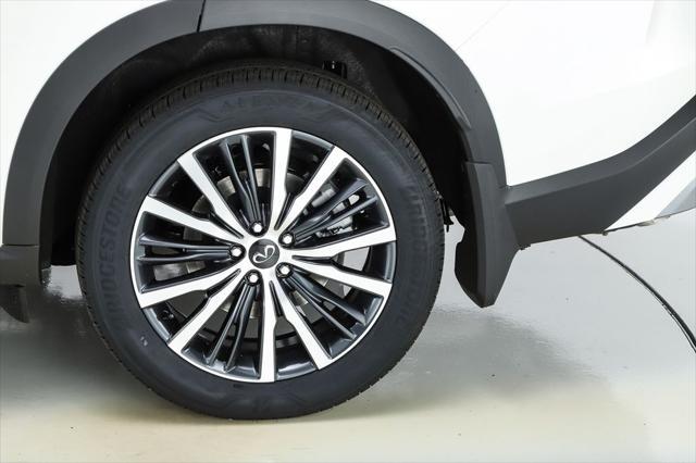 Photo of 2025 Majestic White/Black Obsidian INFINITI QX60