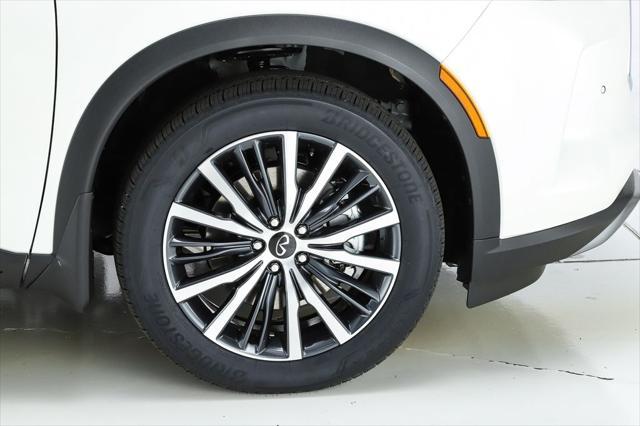 Photo of 2025 Majestic White/Black Obsidian INFINITI QX60