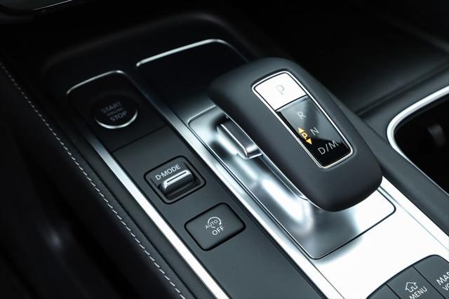 Photo of 2025 Majestic White/Black Obsidian INFINITI QX60