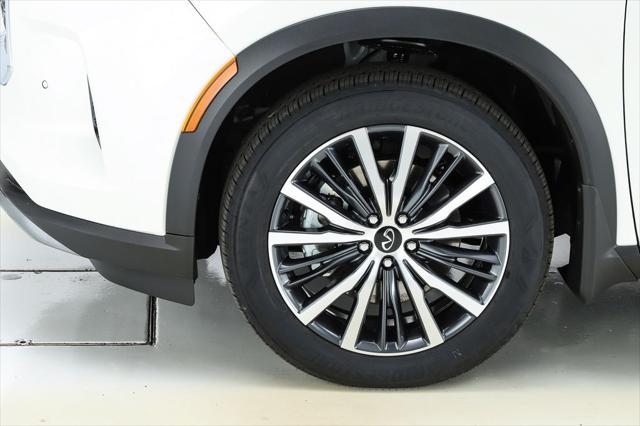Photo of 2025 Majestic White/Black Obsidian INFINITI QX60
