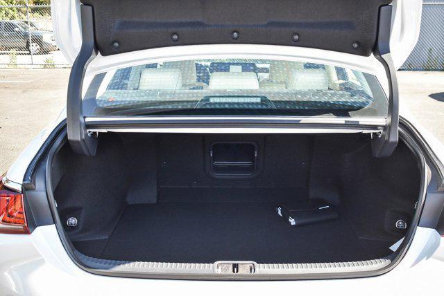 Photo of 2025 Eminent White Pearl Lexus ES 300h