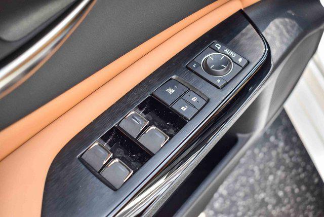 Photo of 2025 Eminent White Pearl Lexus ES 300h
