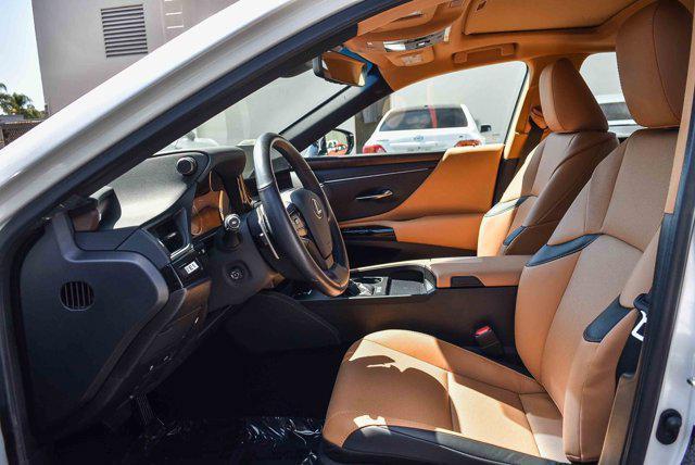 Photo of 2025 Eminent White Pearl Lexus ES 300h