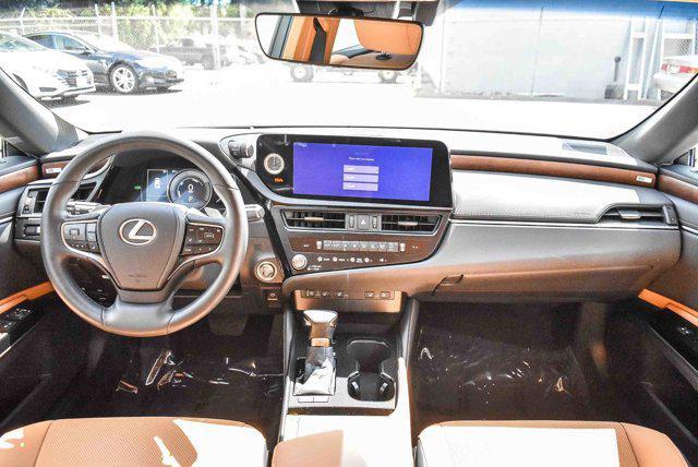 Photo of 2025 Eminent White Pearl Lexus ES 300h