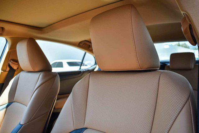 Photo of 2025 Eminent White Pearl Lexus ES 300h