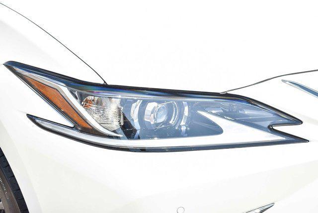 Photo of 2025 Eminent White Pearl Lexus ES 300h