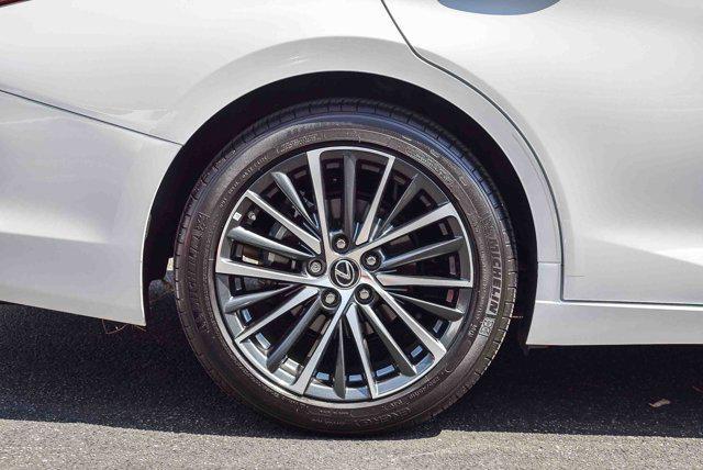Photo of 2025 Eminent White Pearl Lexus ES 300h