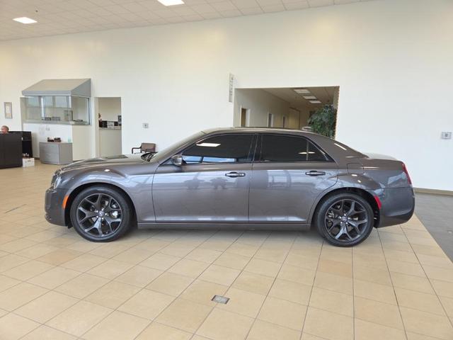 Photo of 2022 Granite Crystal Metallic Clearcoat Chrysler 300
