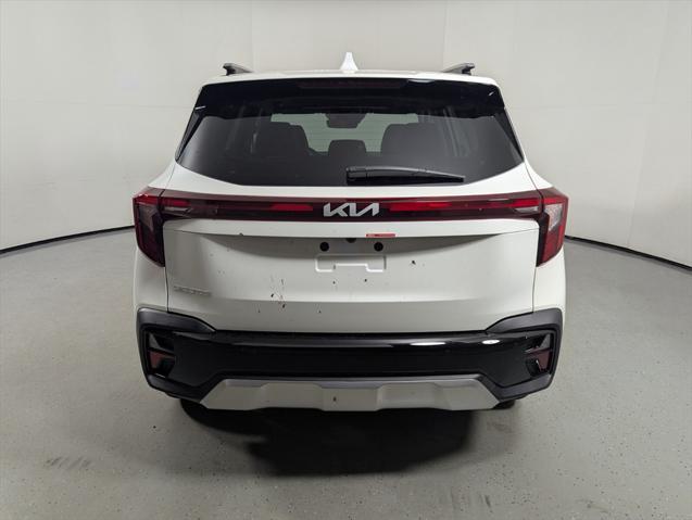 Photo of 2025 Snow White Pearl Kia Seltos
