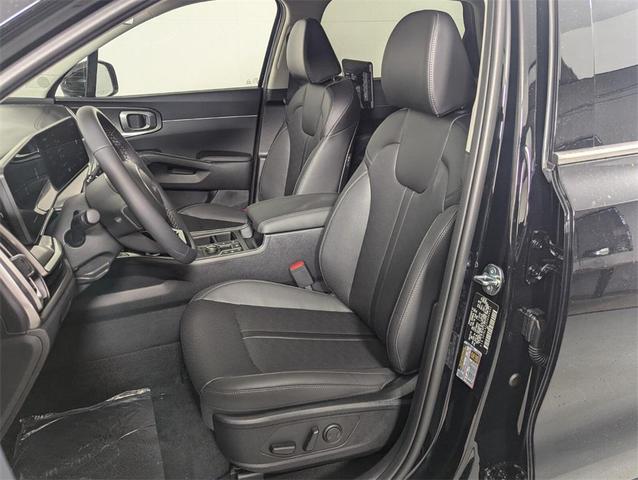 Photo of 2025 Ebony Black Kia Sorento
