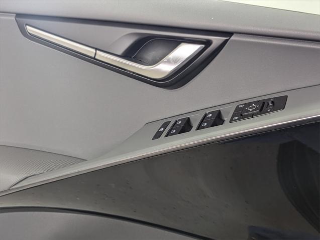 Photo of 2025 Aurora Black Pearl Kia Niro