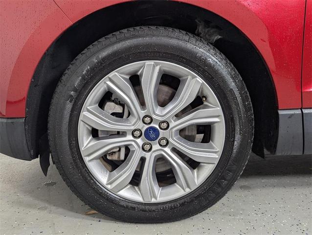 Photo of 2022 Red Metallic Ford Edge