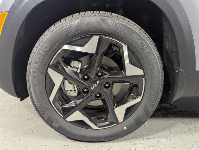 Photo of 2025 Gray Kia Seltos