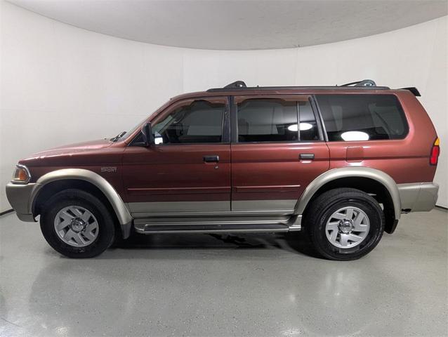 Photo of 2000 Alpine White Mitsubishi Montero Sport