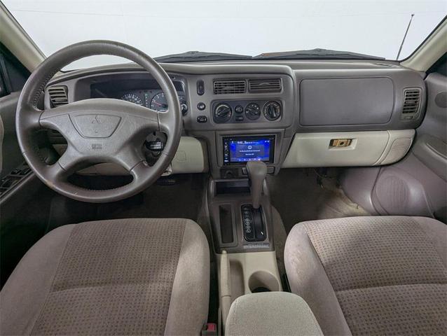 Photo of 2000 Alpine White Mitsubishi Montero Sport