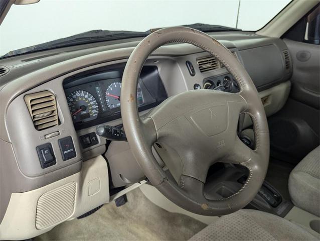 Photo of 2000 Alpine White Mitsubishi Montero Sport