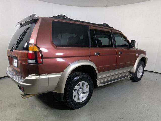 Photo of 2000 Alpine White Mitsubishi Montero Sport