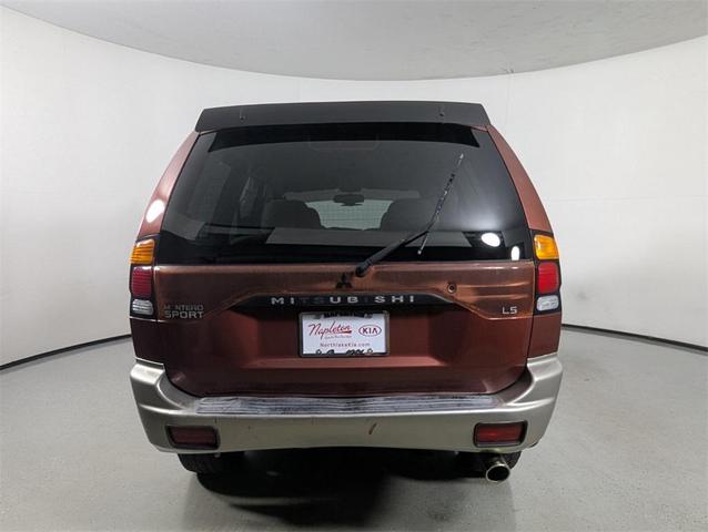 Photo of 2000 Alpine White Mitsubishi Montero Sport