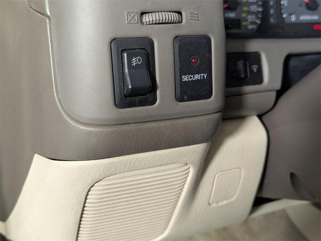 Photo of 2000 Alpine White Mitsubishi Montero Sport