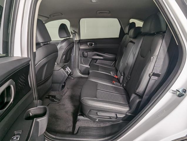 Photo of 2025 Glacial White Pearl Kia Sorento