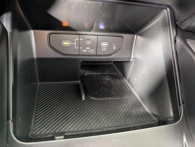 Photo of 2025 Glacial White Pearl Kia Sorento