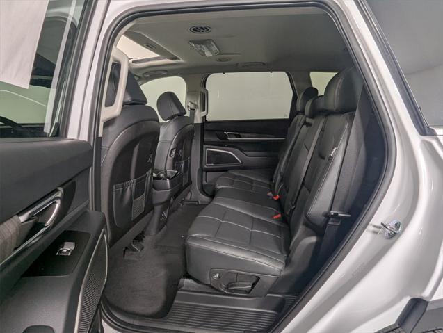 Photo of 2025 Glacial White Pearl Kia Telluride