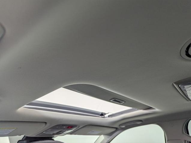 Photo of 2025 Glacial White Pearl Kia Telluride