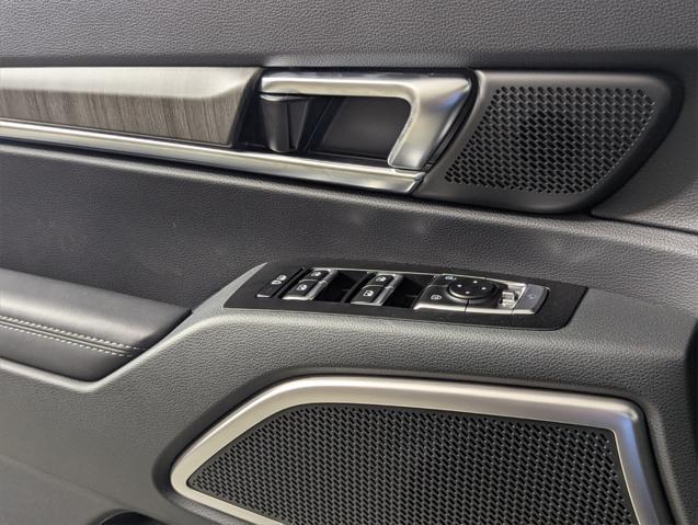 Photo of 2025 Ebony Black Kia Telluride