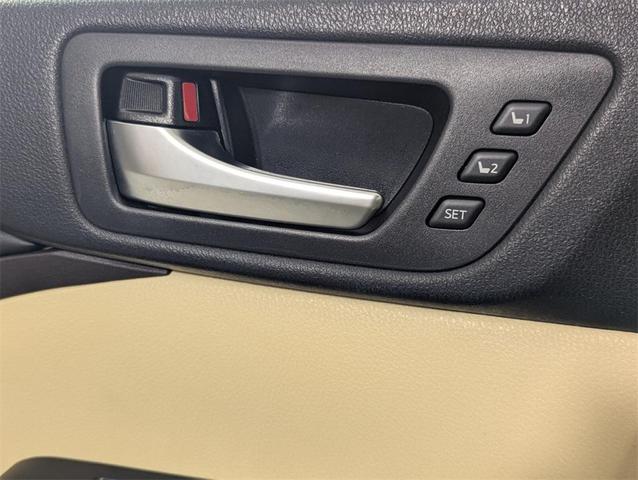 Photo of 2017 Toasted Walnut Pearl Toyota Highlander