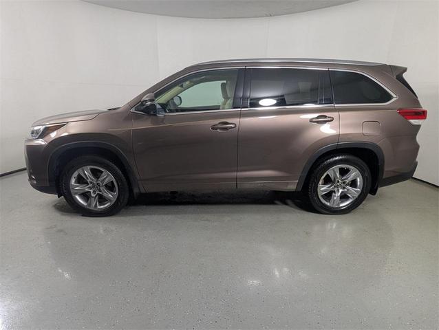 Photo of 2017 Toasted Walnut Pearl Toyota Highlander