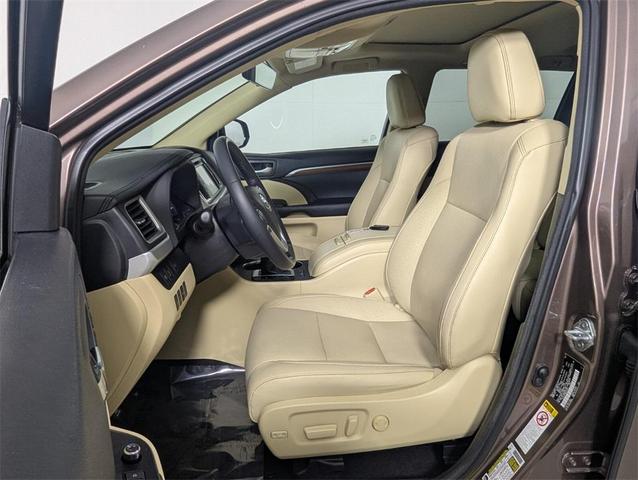 Photo of 2017 Toasted Walnut Pearl Toyota Highlander