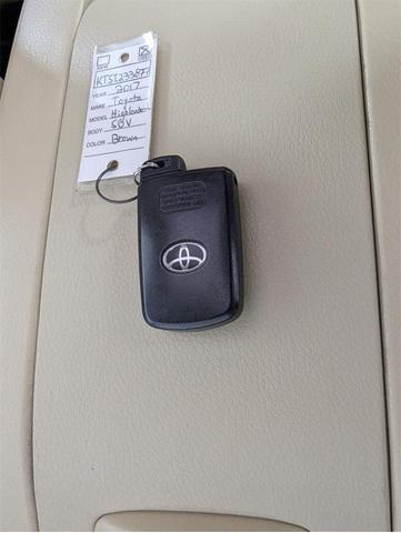 Photo of 2017 Toasted Walnut Pearl Toyota Highlander