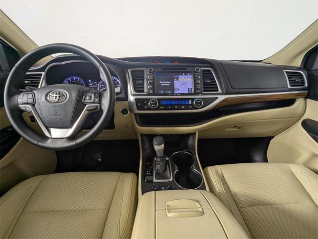 Photo of 2017 Toasted Walnut Pearl Toyota Highlander