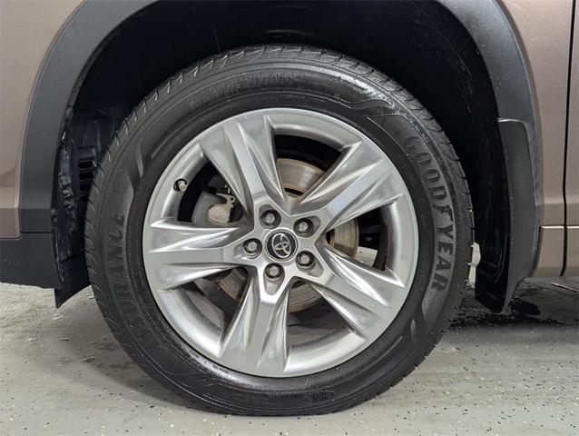 Photo of 2017 Toasted Walnut Pearl Toyota Highlander