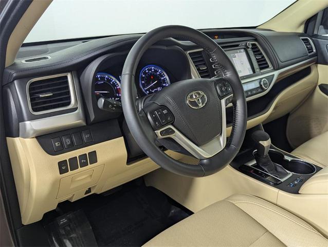 Photo of 2017 Toasted Walnut Pearl Toyota Highlander