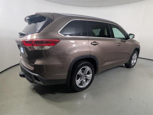 Photo of 2017 Toasted Walnut Pearl Toyota Highlander