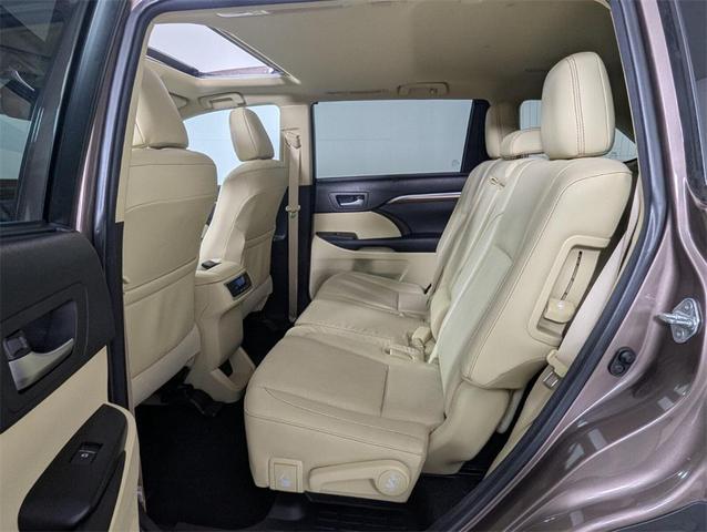 Photo of 2017 Toasted Walnut Pearl Toyota Highlander
