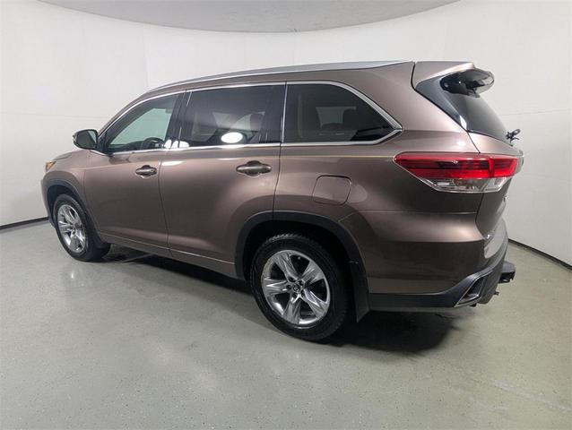 Photo of 2017 Toasted Walnut Pearl Toyota Highlander