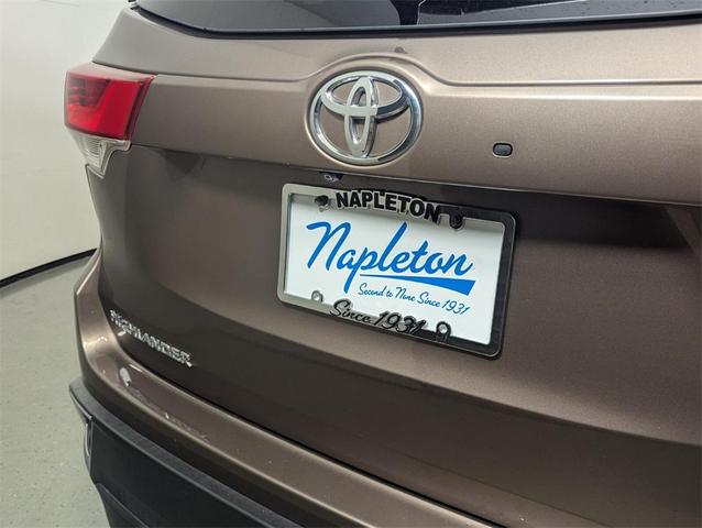 Photo of 2017 Toasted Walnut Pearl Toyota Highlander