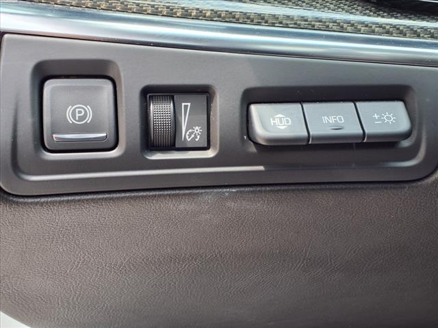 Photo of 2022 Crystal White Tricoat Cadillac XT5